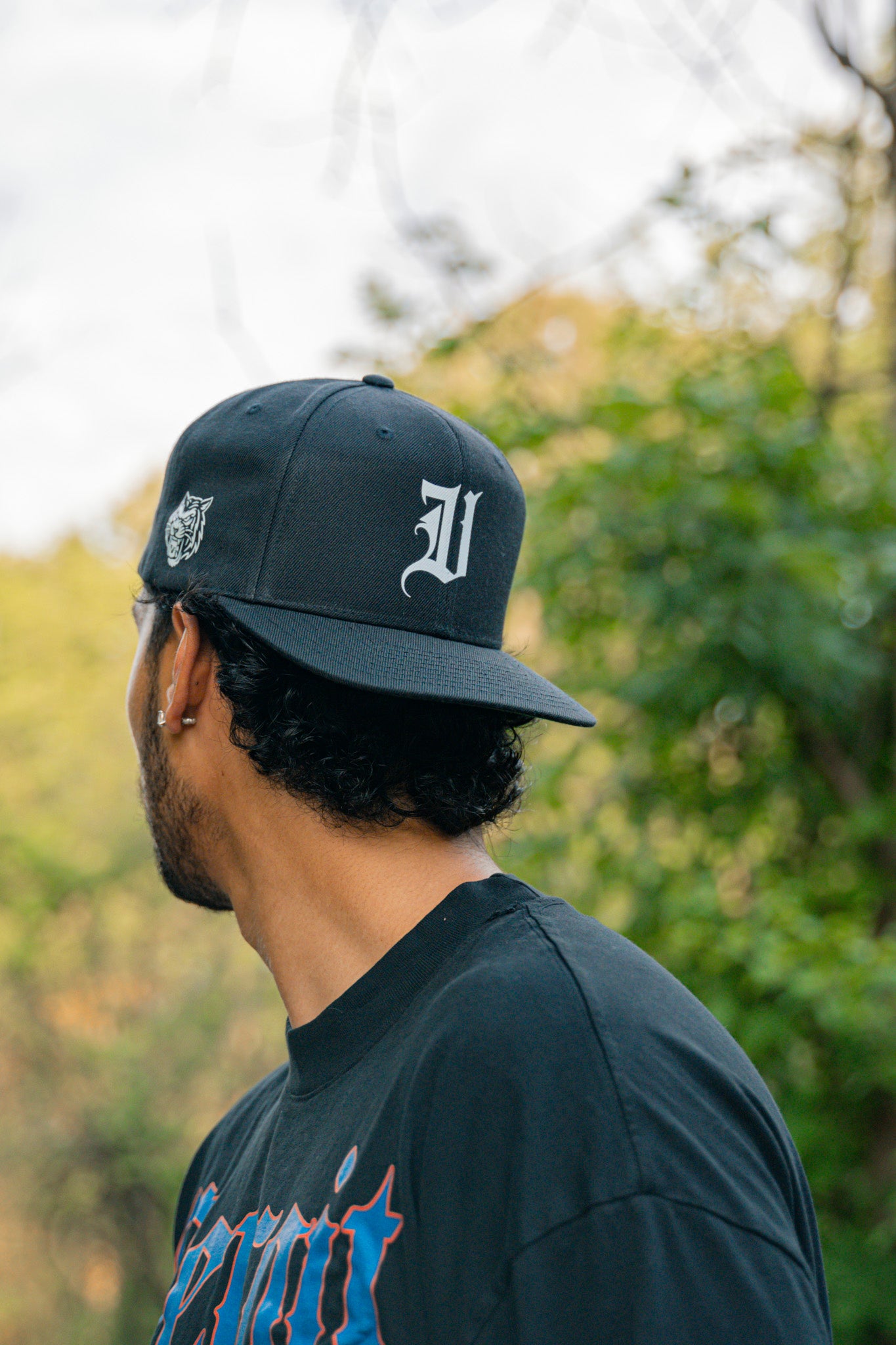 "V" LOGO EMBROIDERED SNAPBACK HAT